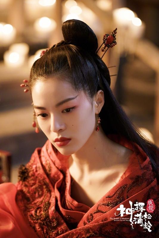 如何评价微博之夜白鹿的红裙造型
微博之夜上白鹿的红裙造型太绝了！很多人争论精修图