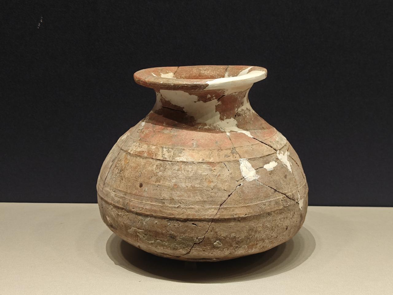 北京大葆台西汉墓遗址博物馆展出的陶罐、陶壶、陶盒、陶魁，以灰陶、红陶为主，虽残损