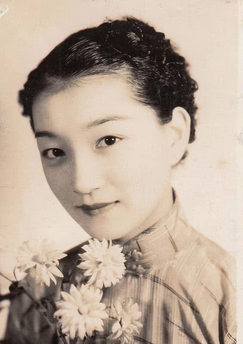 1952年，青岛名妓于小脚被枪决，逃荒到青岛后被送进妓院。她被缠成“三寸金莲”，