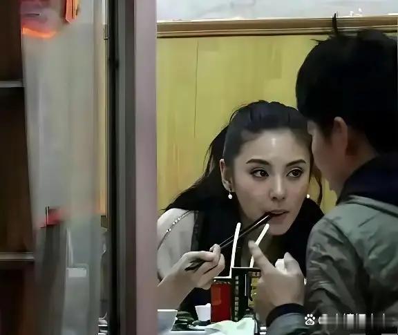 这个时期得张雨绮也太美了，五官好精致，而且还没有美颜。 