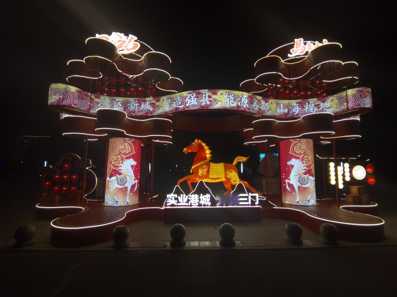 【热评】除夕说说压岁钱
爸爸给儿子压岁钱像“坐跳楼机”

除夕佳节，压岁钱成为年