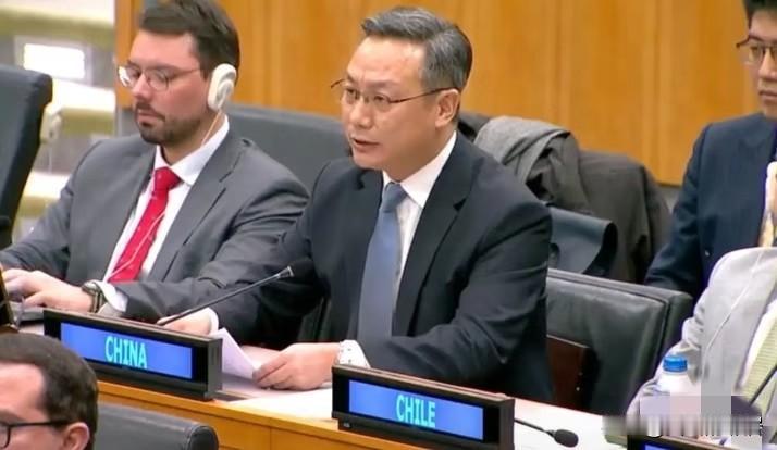 当联合国高官流畅切换四国语言，却唯独没有中文时，中国代表孙磊大使没有愤怒指责，而