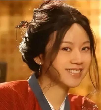 闫妮去买房，售楼小姐看她衣着普通，就轻蔑一指：“这套不错，400平，才1200万