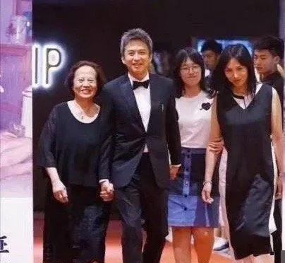 邓超一家三代同框，他和妈妈长得简直一模一样。终于找到他的搞笑基因是遗传了谁的，看