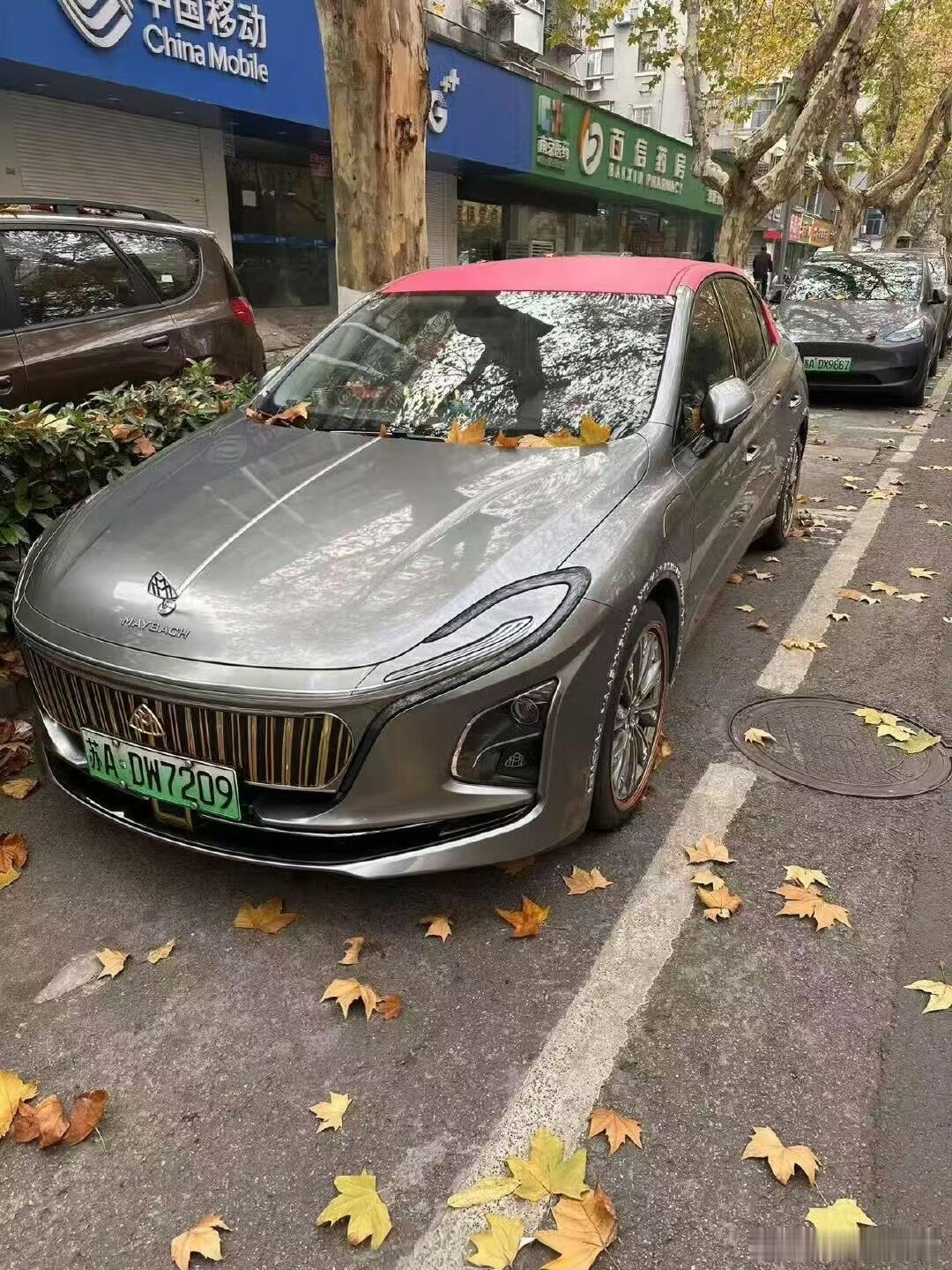 简直人才，该说不说，这车把我都给看懵了，你们觉得这辆“迈巴赫”改的怎么样？[费解