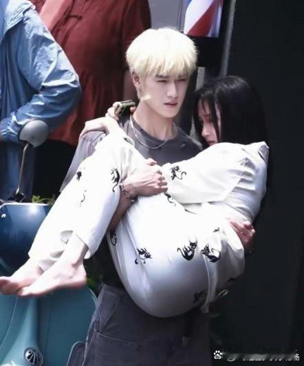 关晓彤被公主抱，好有画面感，睡衣也掩盖不住完美的身材！ ​​​