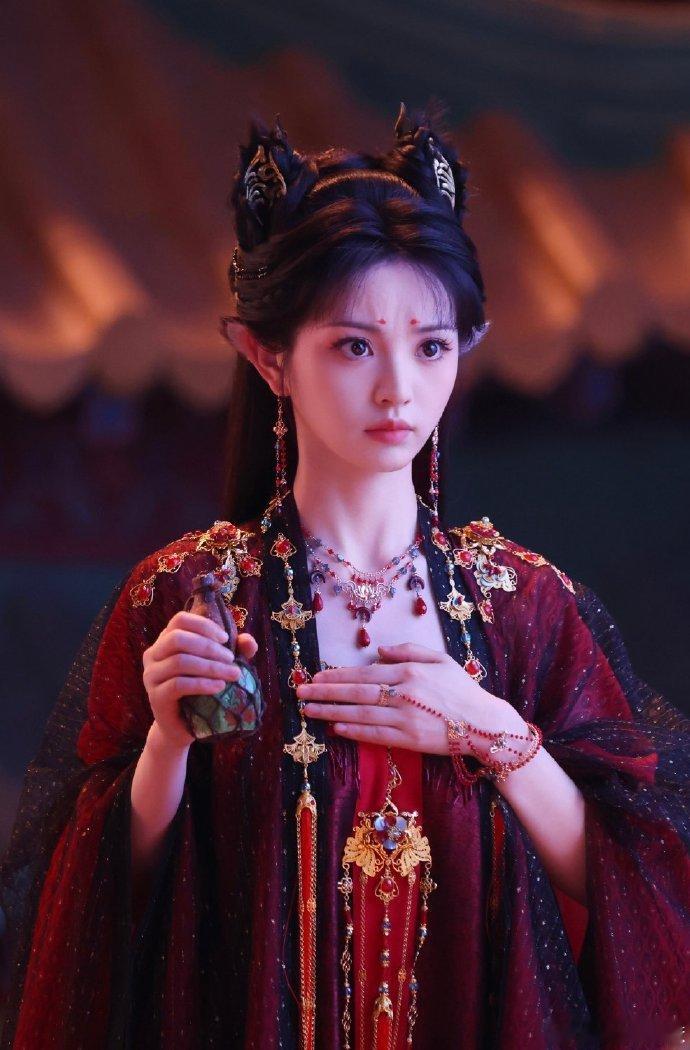 田曦薇晒子夜归18宫格剧照田曦薇晒武祯18宫格照 田曦薇的武祯 18 宫格剧照萌