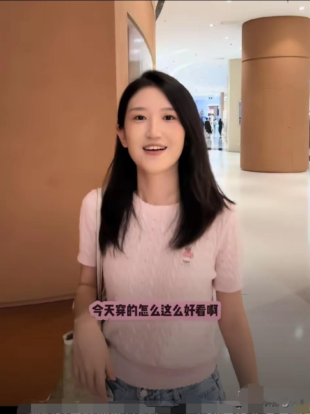 佳怡谈恋爱了，在爱情的滋润下变得更加漂亮了。

难怪男朋友一见面就夸佳怡“今天打