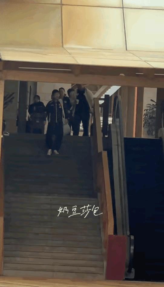 2月3日一大早，莎莎就上训去了！
今天一大早，天色还没有完全亮起来，吃完早餐的莎