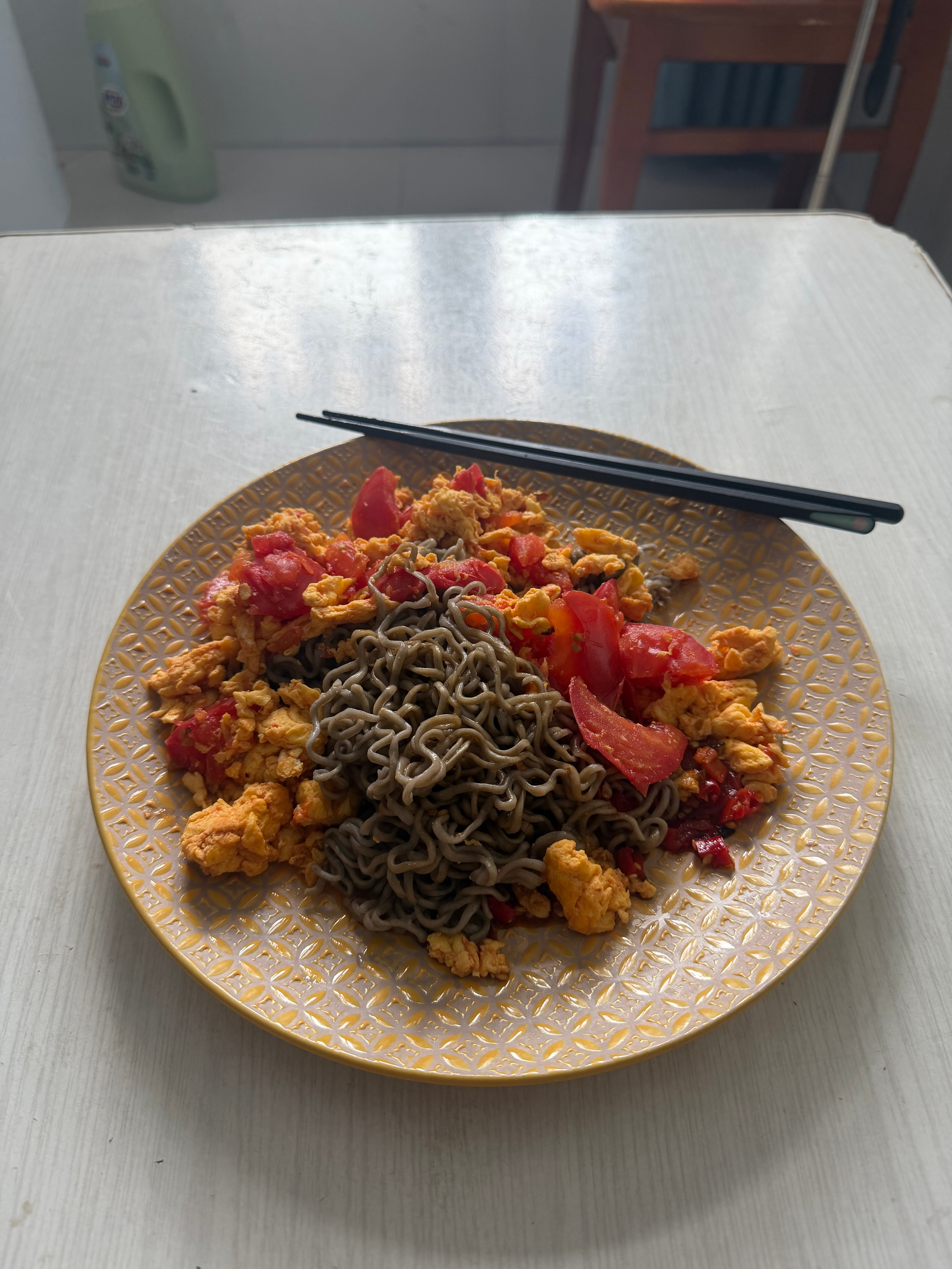 西红柿鸡蛋盖荞麦面，第一次吃。油放多了，放了两勺，结果油的热量跟鸡蛋差不多了，下