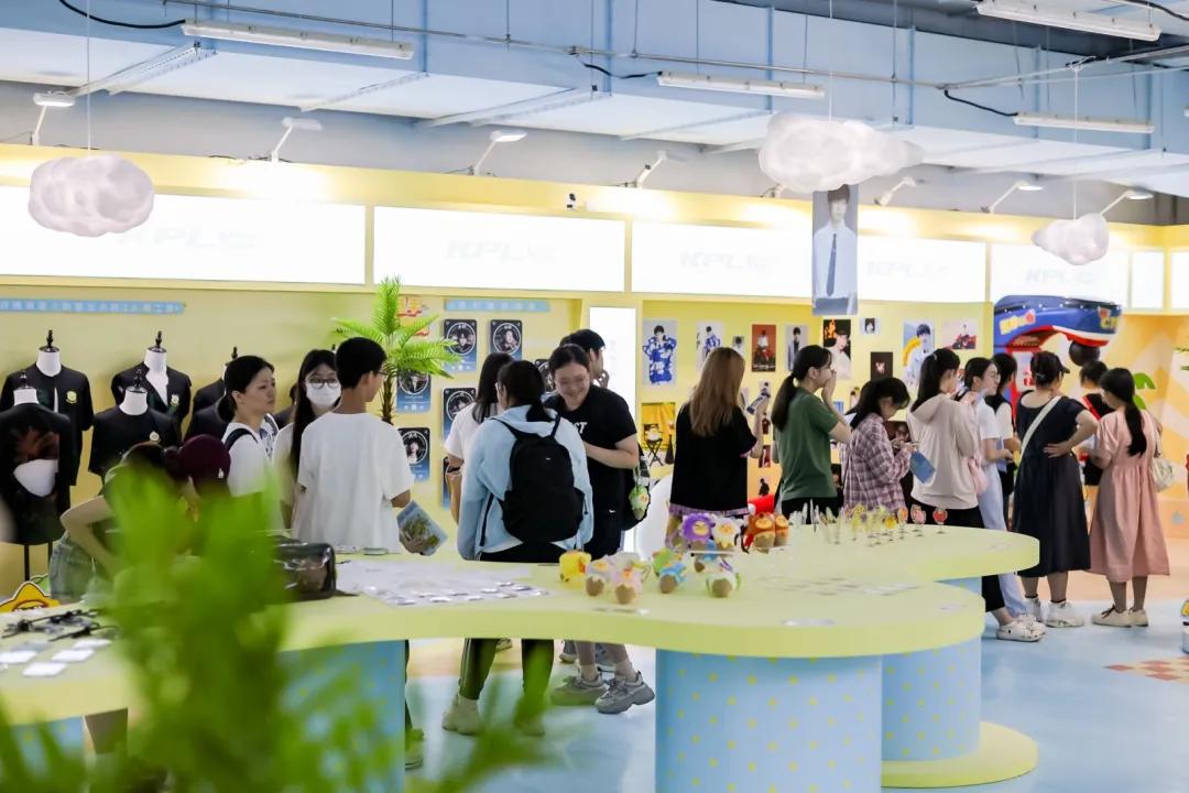 千人排队3小时，Top 1游戏做的局，让年轻玩家彻底疯狂……