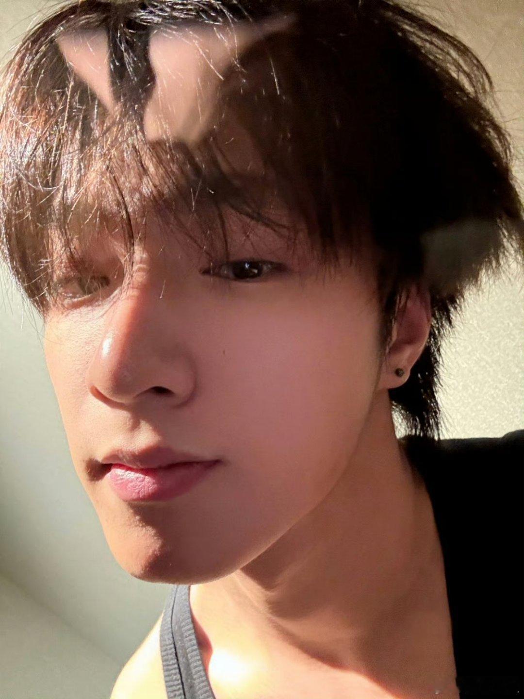 刘耀文高会更新女神皮肤好好(女孩我知道您在秀你的耳洞耳钉) 