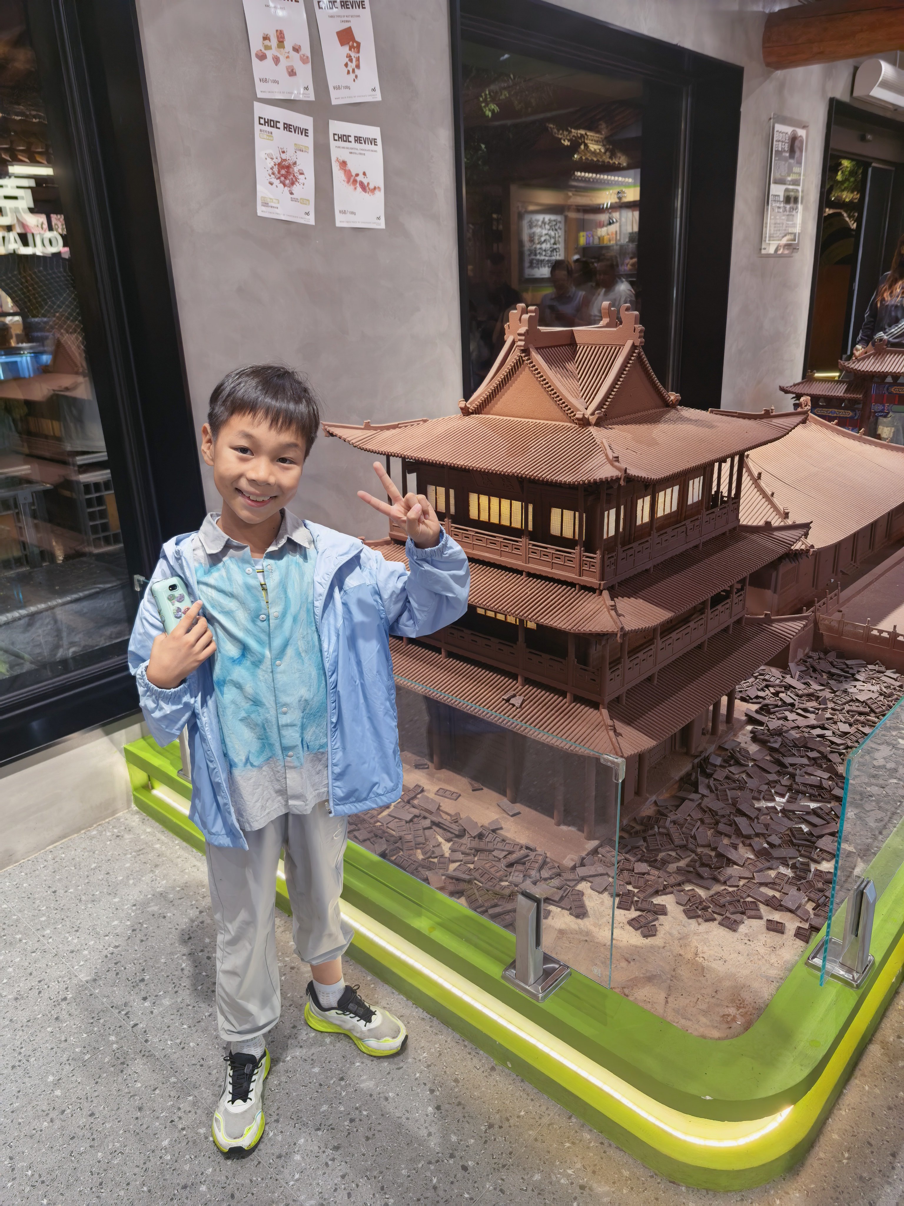 身后的建筑是用巧克力做的，我问了一下店员，价值38万，现场也没有任何的价格标签，