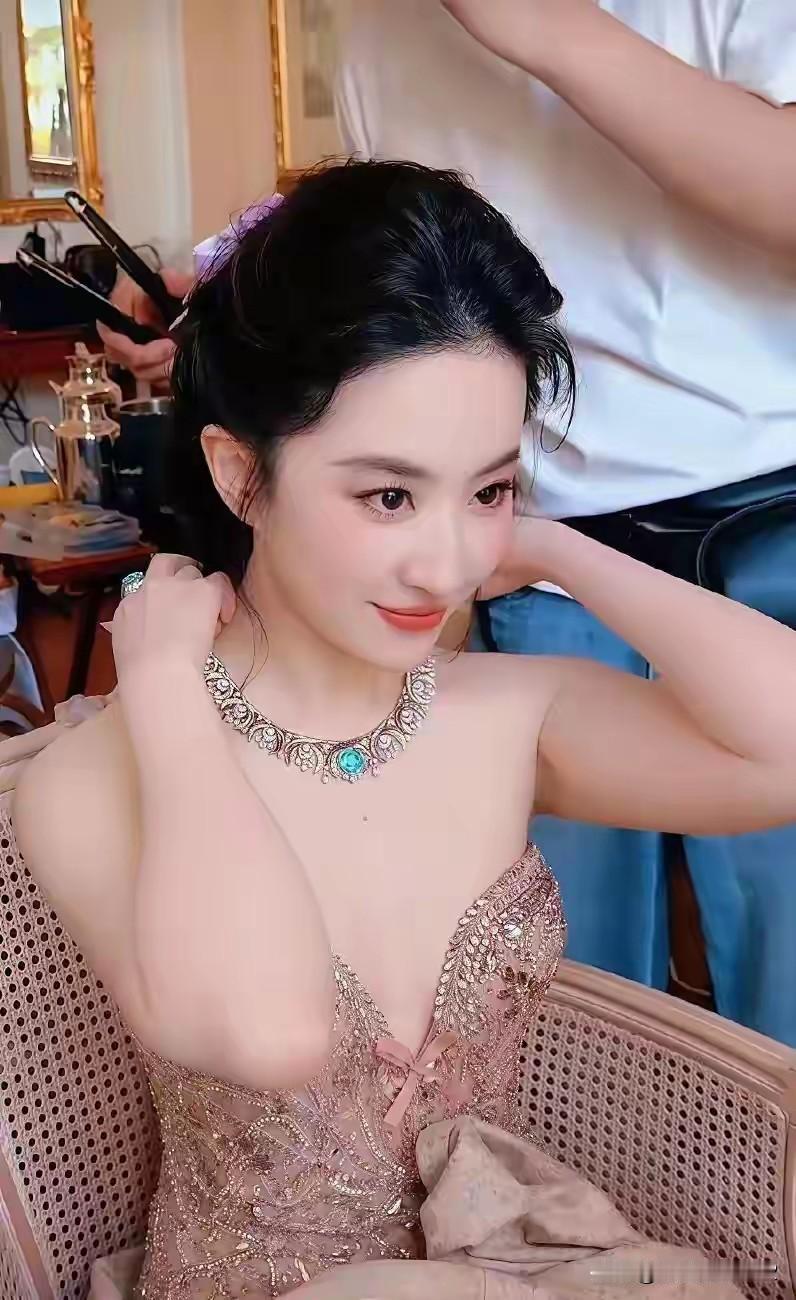 如今演艺界的一些知名演员，真称得上“人老心不老”。老头扮小伙子，老太演大姑娘，还