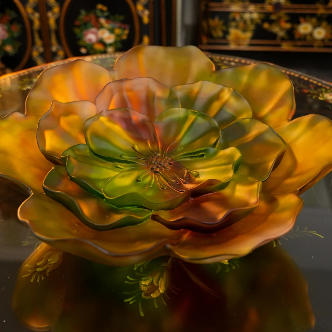 阳光下的古法琉璃山茶花绝了💥