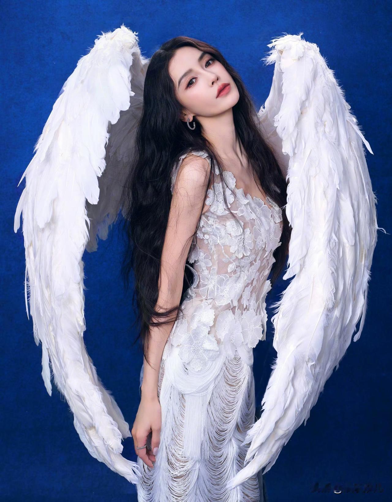 杨颖翅膀穿搭

杨颖这组天使翅膀造型直接封神！白色羽毛羽翼搭配蕾丝流苏裙，清冷又