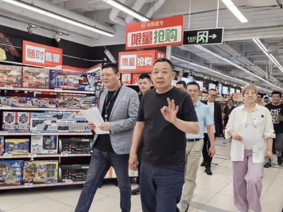 胖东来闭店深思：急流勇退，才是最高级的智谋。


当别家商场在国庆黄金周人山人海
