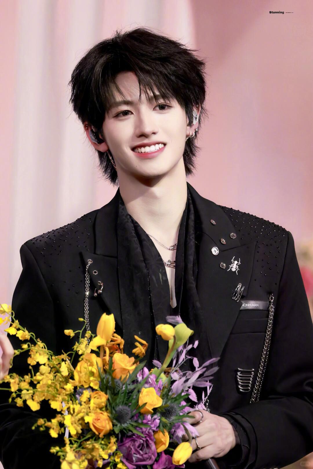 朱志鑫想到兄弟们的脸就会笑 登陆少年的脑洞清奇又可爱！逆向足球赛、随心飞行的交通