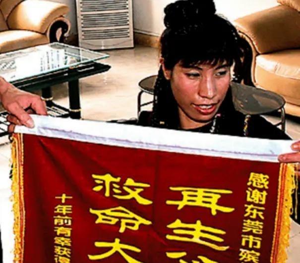 1995年，东莞市殡仪馆内送来了一具已经开始发臭的女尸。火化工人何亚胜正准备把她