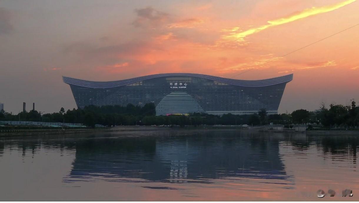 成都天空橘红色晚霞夕阳西下，橘红色晚霞铺满成都环球中心上空。流云被霞光晕染，层层