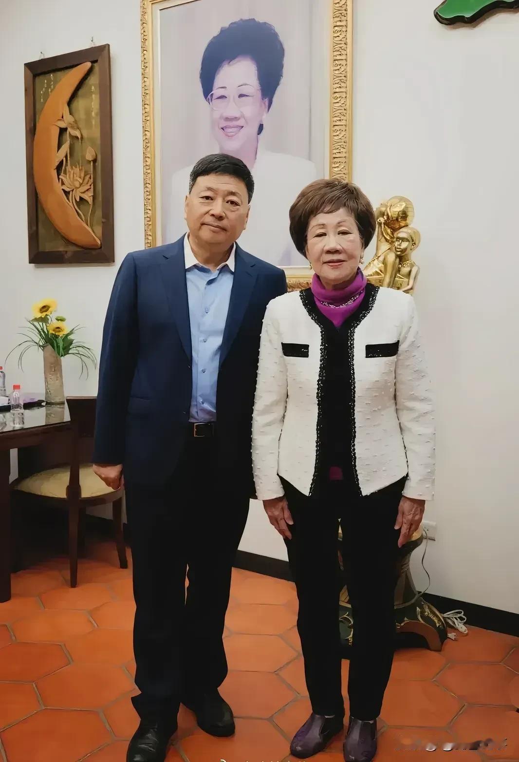 这张照片的人物感觉非常熟悉，他们两人是啥原因走在一起了！