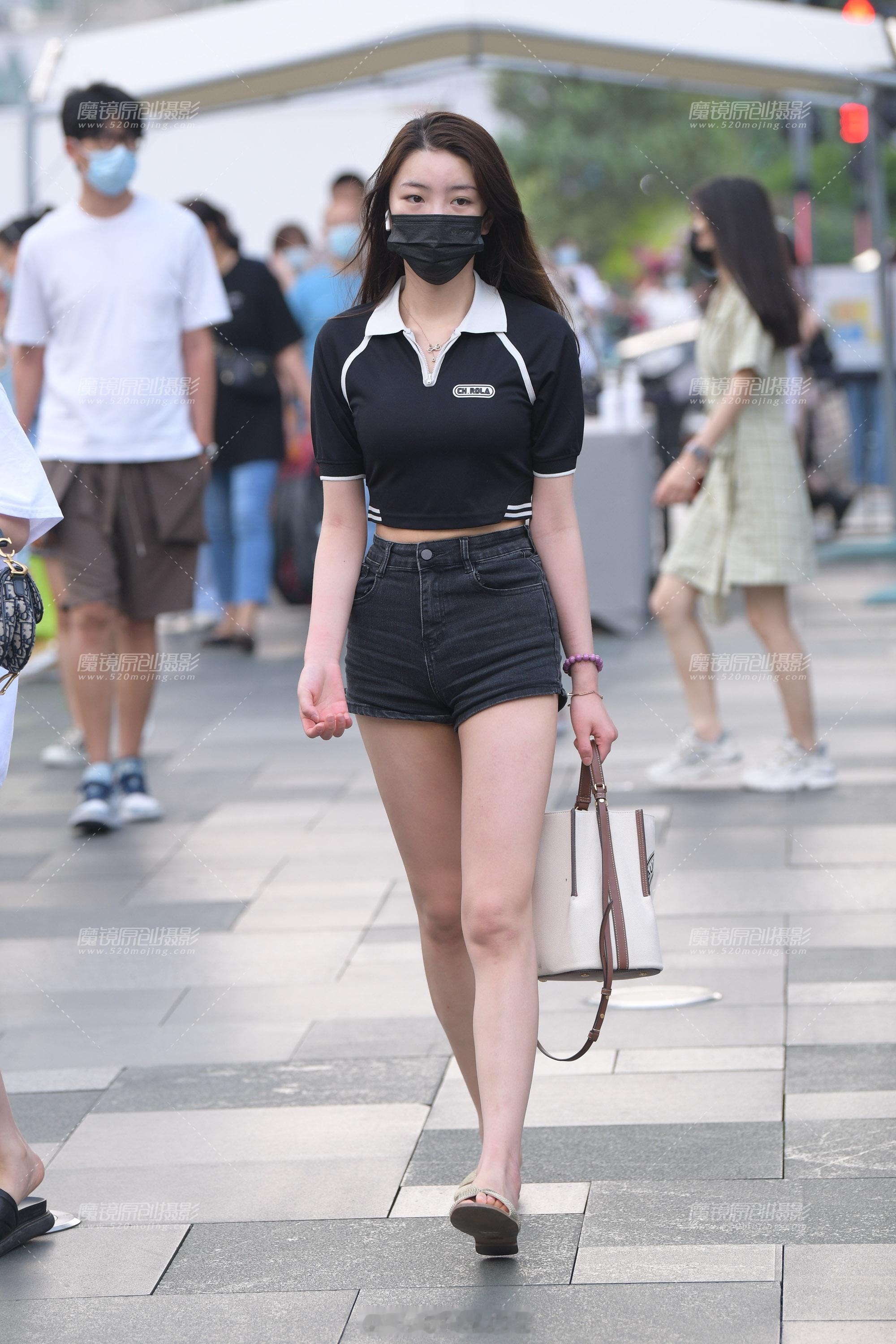 穿衣搭配[超话] 有点身材的小姐姐，穿牛仔热裤都挺好看！ ​​​