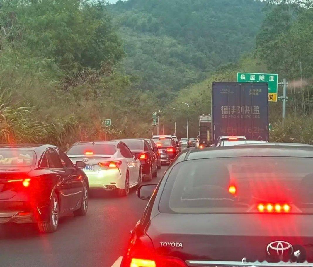 当春运期间高速公路亮起绵延不断的红色车灯长龙，2026年自驾出行占比攀升至80%