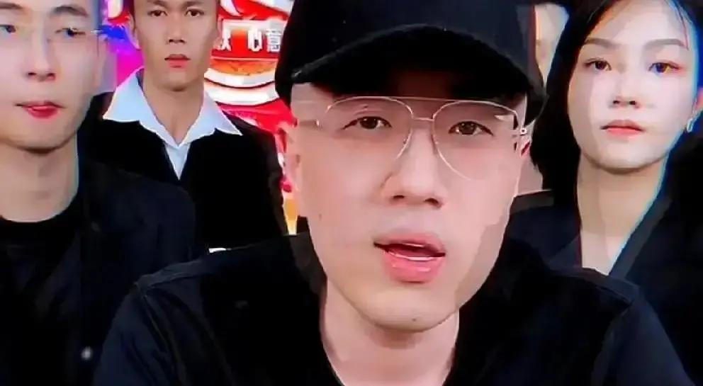 千万级IP神话，3个月就碎
 
刘二狗去年被伽柏高调签下，承诺用辛选模式复制下一