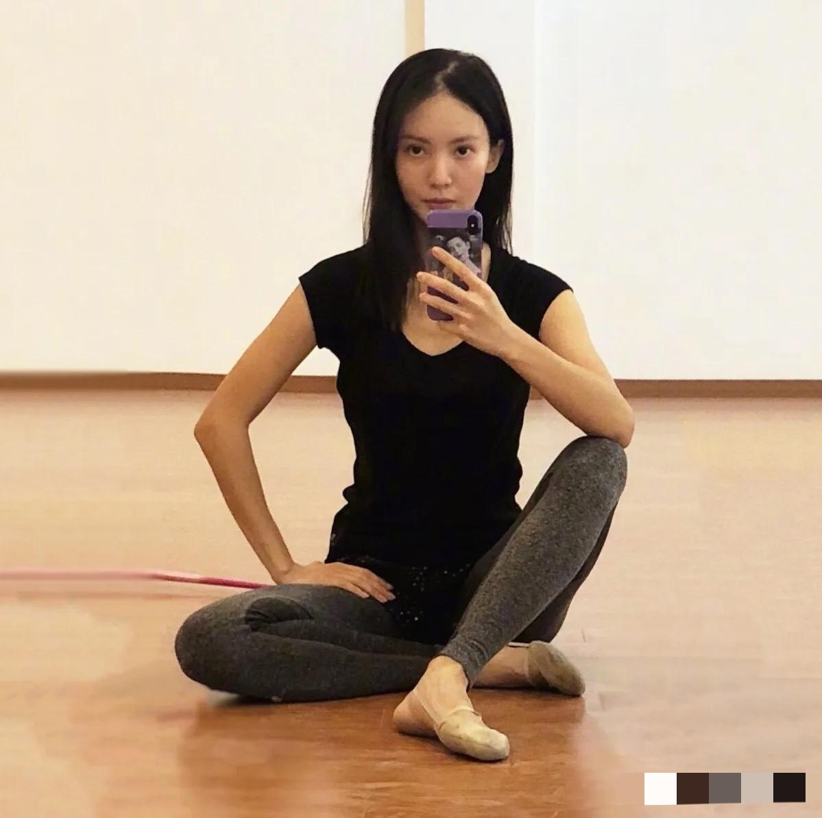 金晨手里的手机是什么品牌的，看上去拍照效果应该挺好