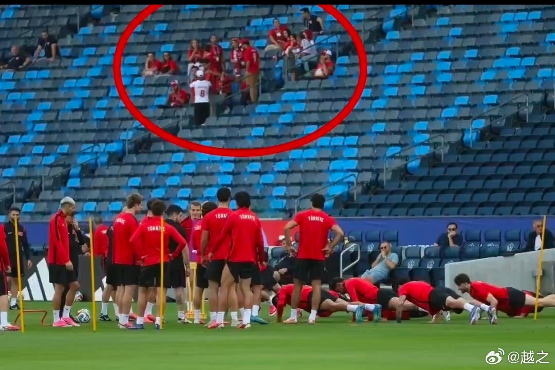 炎凉世界杯 土耳其刚刚来到世界杯的时候，第一场公开训练有4000人在场。而他们小
