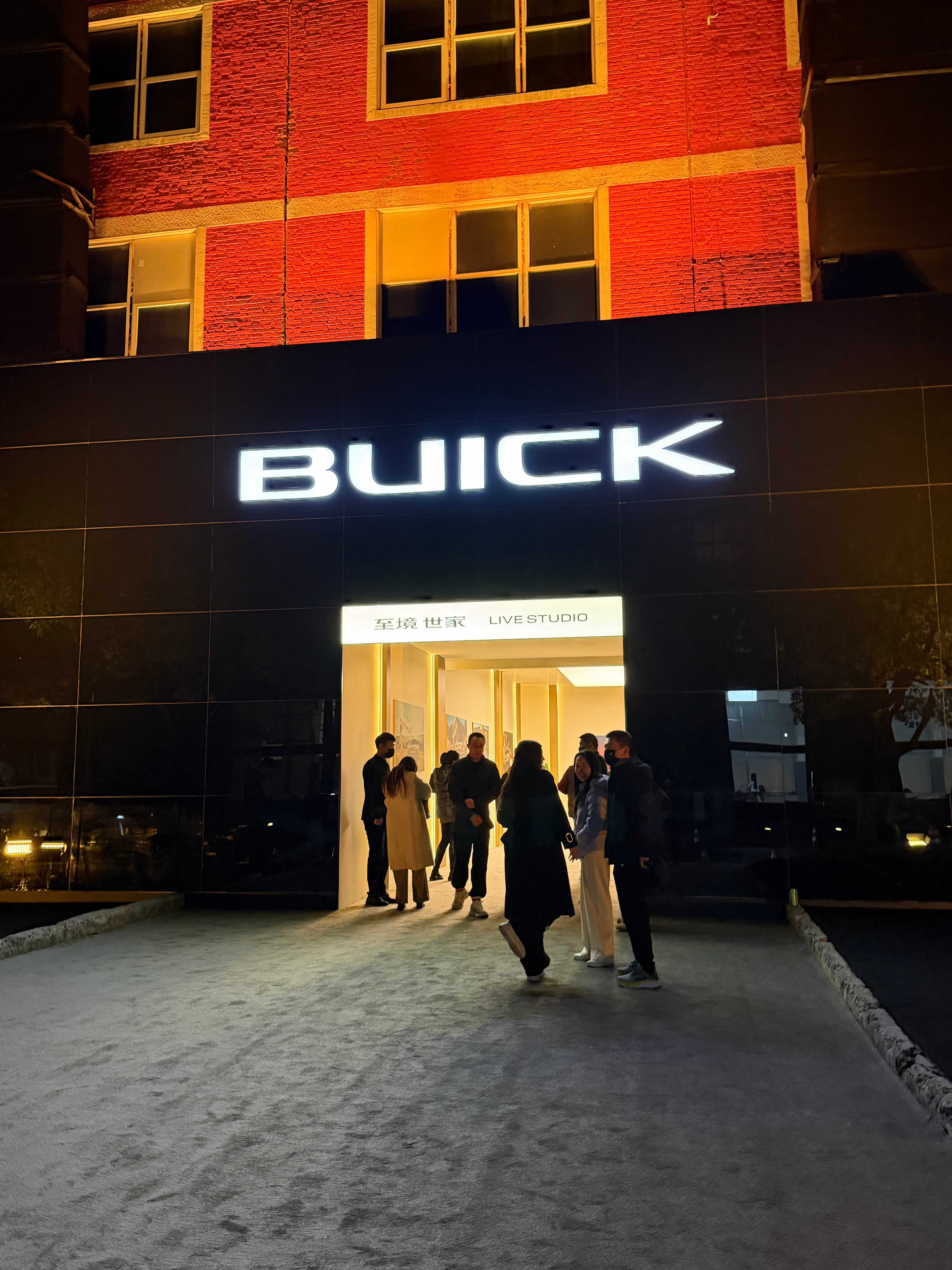 来看看至境世家发布会，据说是别墅级的大空间。26 年 MPV 经验的别克，还能整