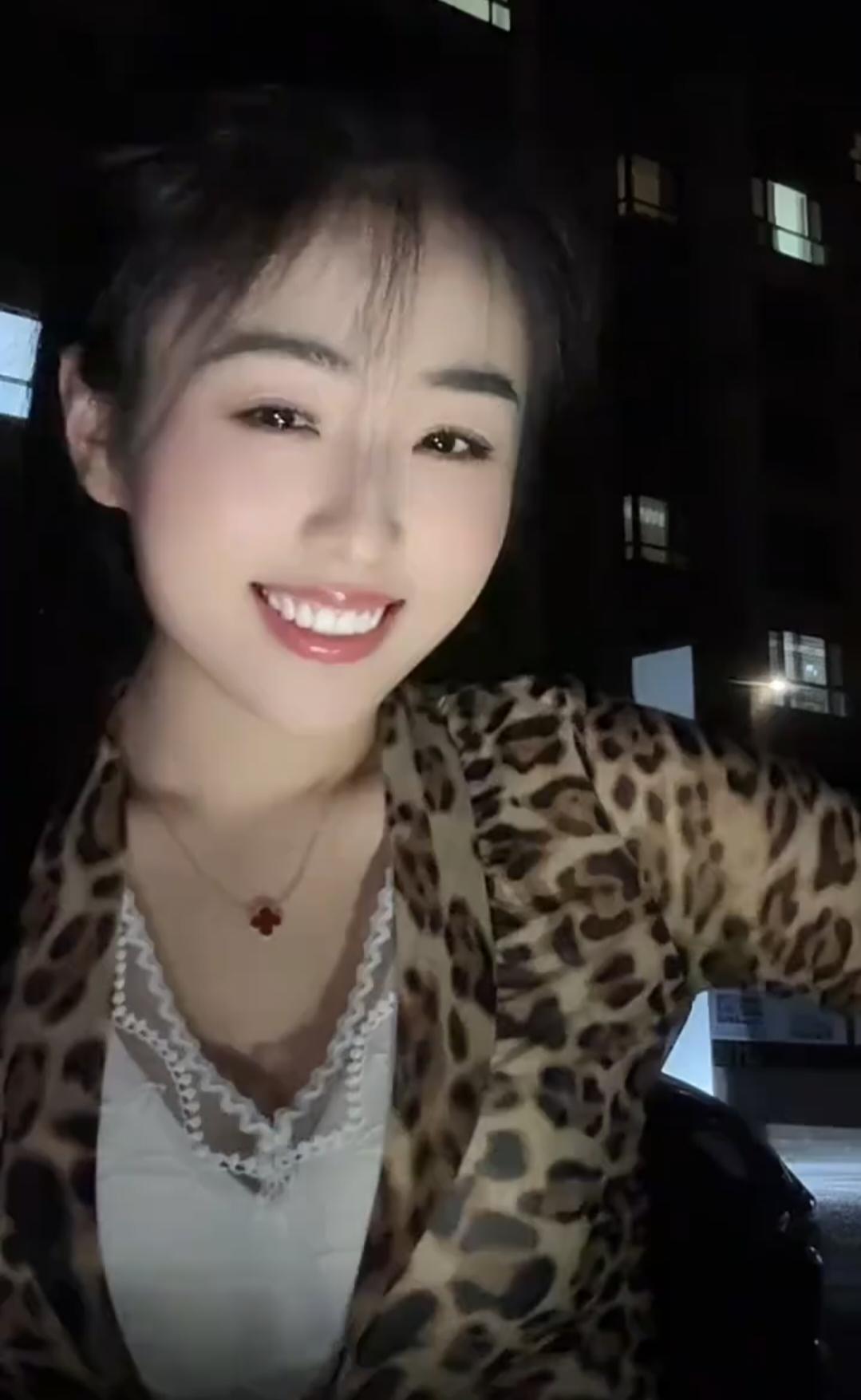 美女的美丽体现在何处呢？美女的笑容点亮夜的黑