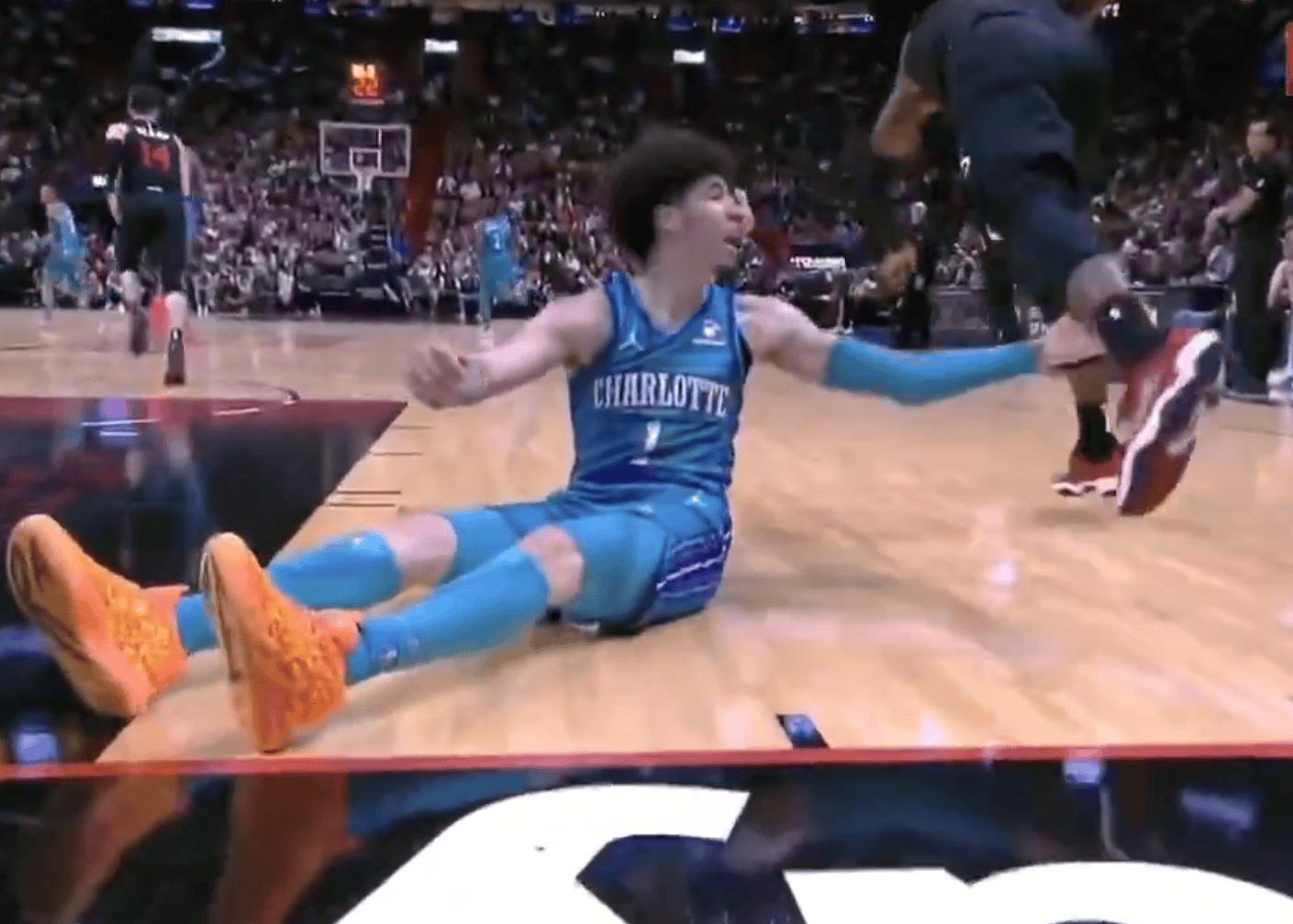 你以为吃的是素菜其实全是油脂热火球迷翻出了之前比赛中，三球用类似动作拉拽阿德巴约