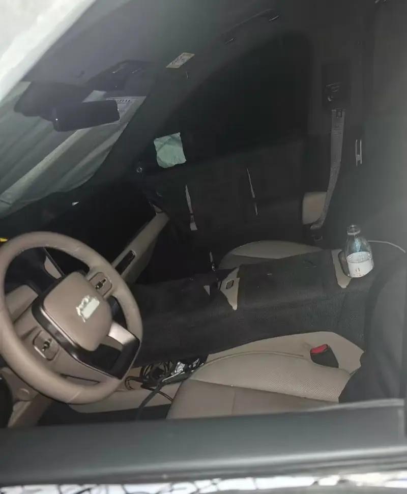 网上出来了一张疑似新款理想L9的谍照图，车内最大变化是取消方向盘的交互屏，手动空