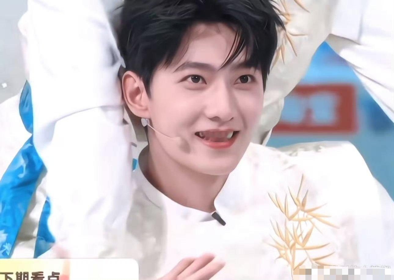 杨洋真的很牛，感觉一直长这个样，好清冷系的帅哥 ​​​