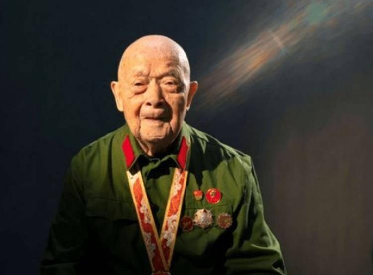 1952年，在朝鲜战场，蒋诚一人歼敌400多名，立下赫赫战功，复员回家后，却因有
