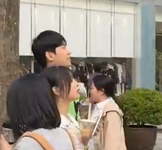 玛雅回来了？#doinb现身上海# 网友抓拍到疑似doinb糖小幽在上海逛街。老