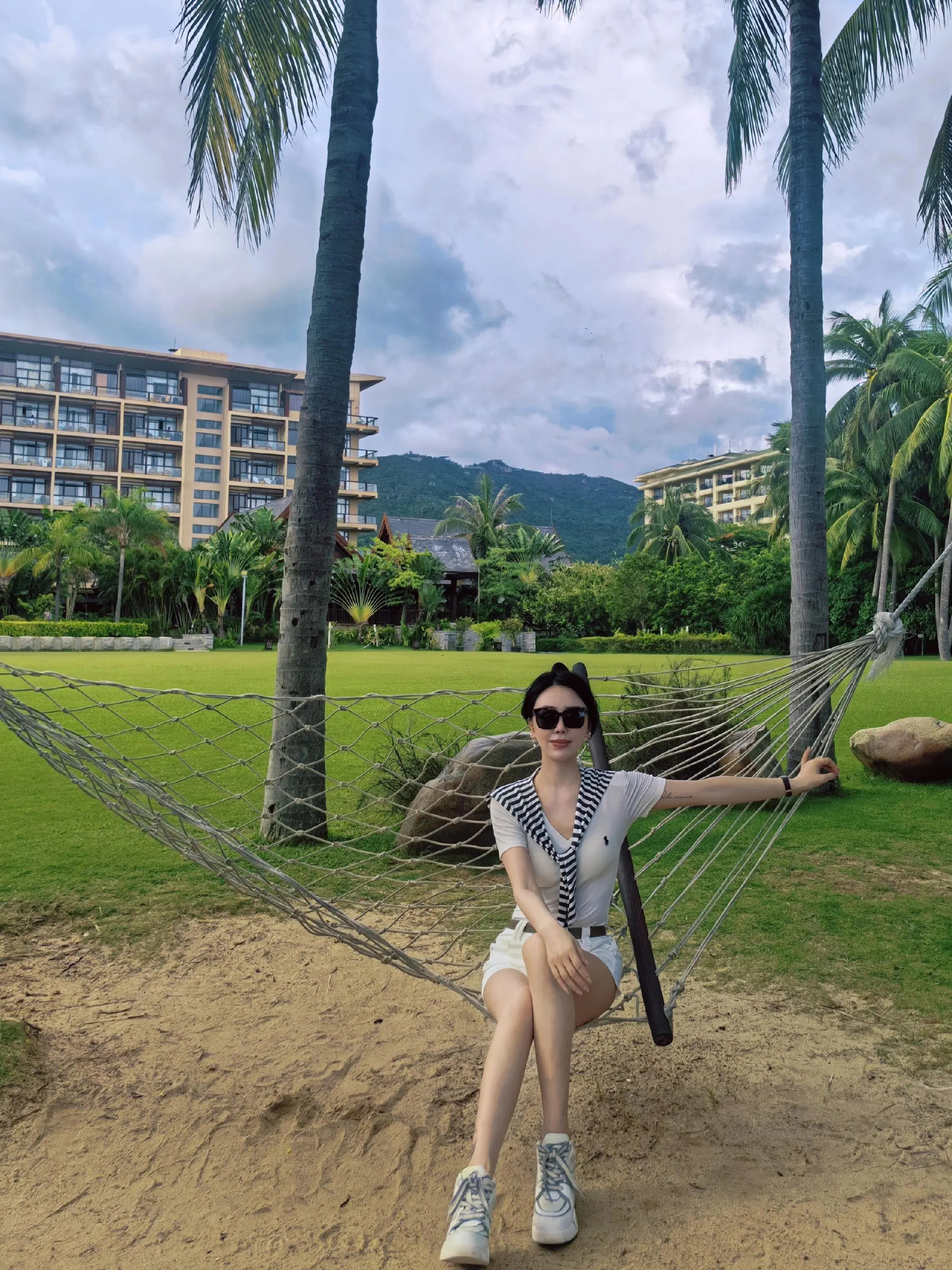 最初，我们揣着糊涂装明白； 后来，我们揣着明白装糊涂。