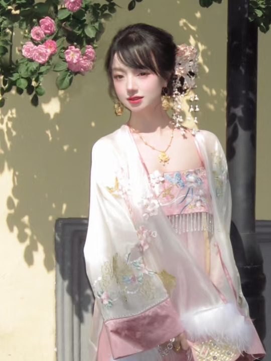 “蔷薇花开的春天。”