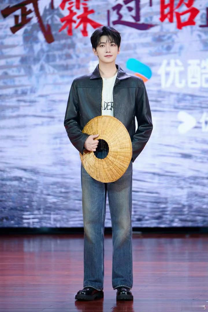 杨洋告黑没要赔偿胜诉维权坚守底线，不计较赔偿尽显温柔气度，颜值人品双在线，坐等雨