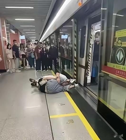 都是看热闹的，没一个敢去劝架的