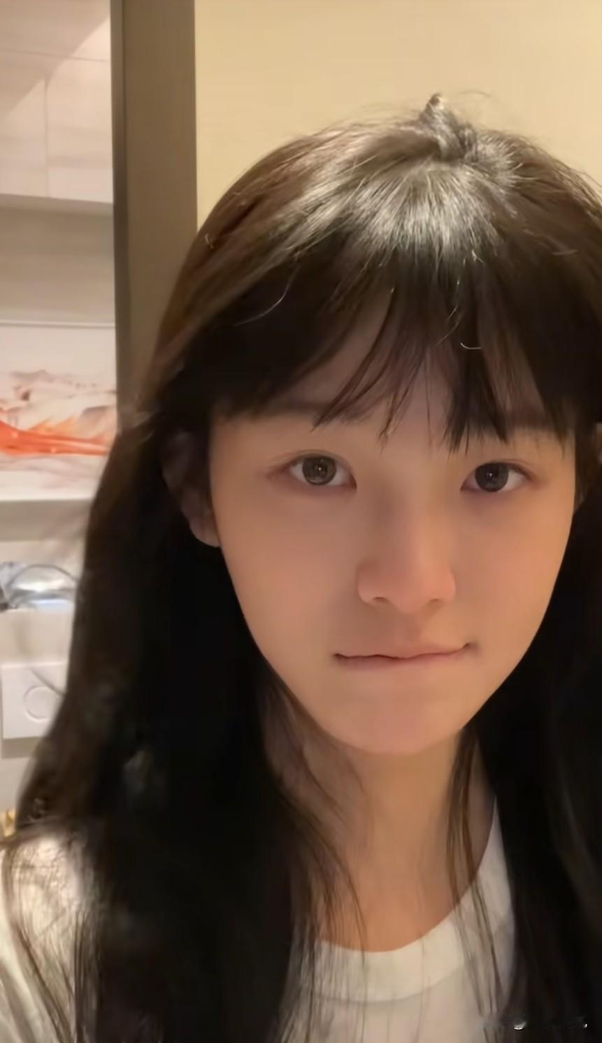重磅消息：郭艾伦恋爱了！
32岁的郭艾伦，在职业生涯暮年终于迎来了自己的白月光，