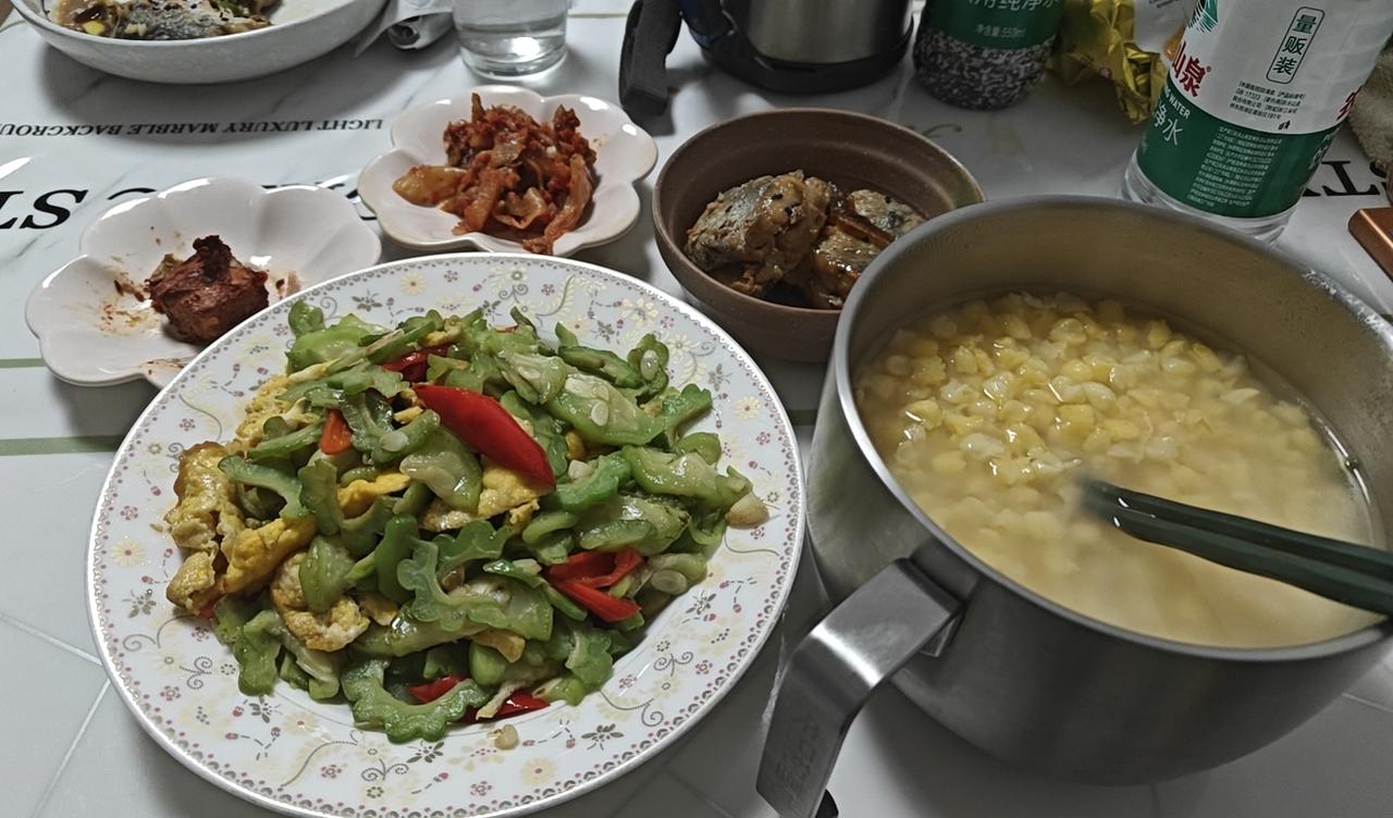 今早打开小战友的媳妇给的辣白菜，包的里三层外三层，搁大多数人也就一个塑料袋够了，