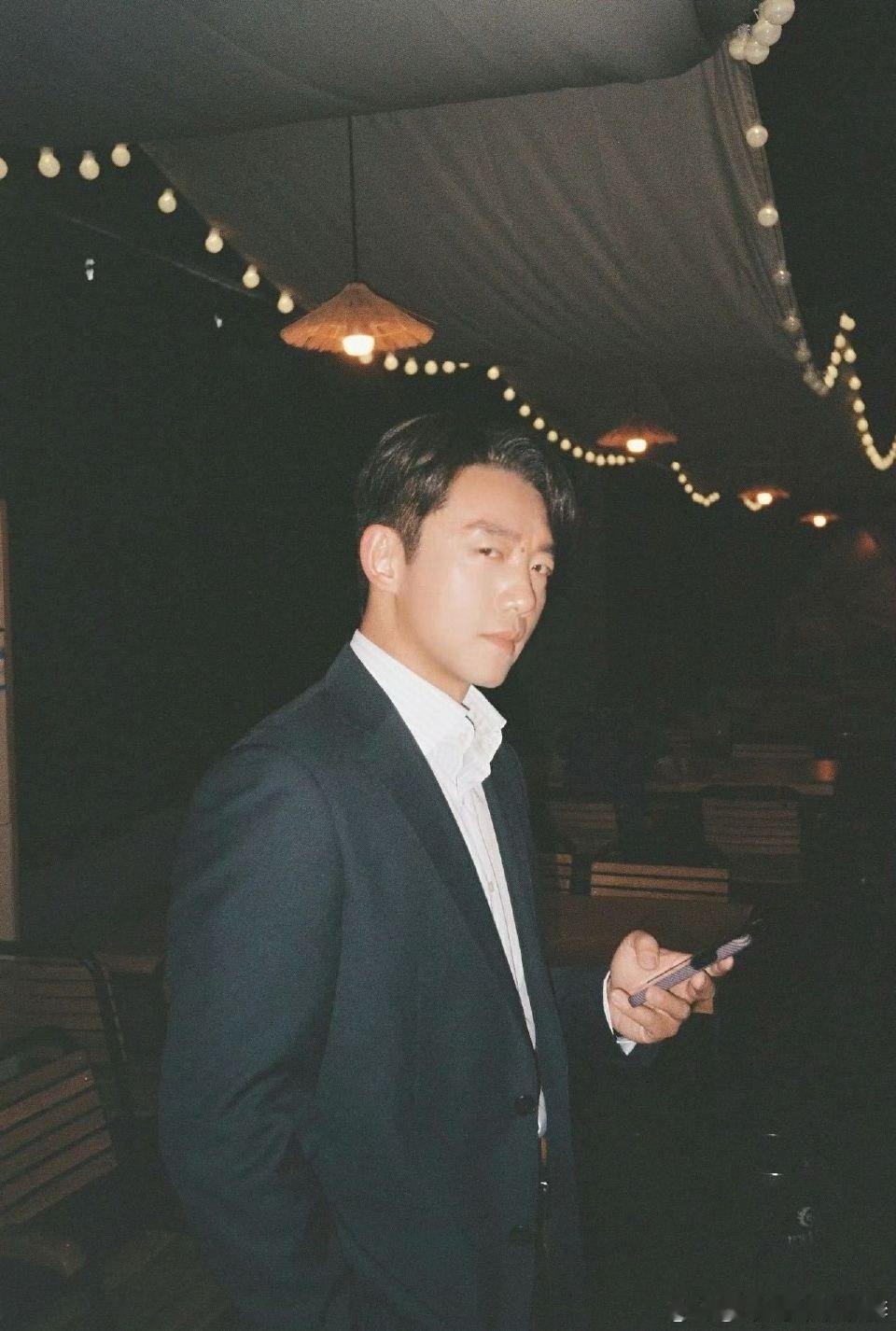 薛昊婧镜头下的郑恺陈靖可 谁说演员不能当摄影师？薛昊婧在《重影》剧组亲自操刀胶片