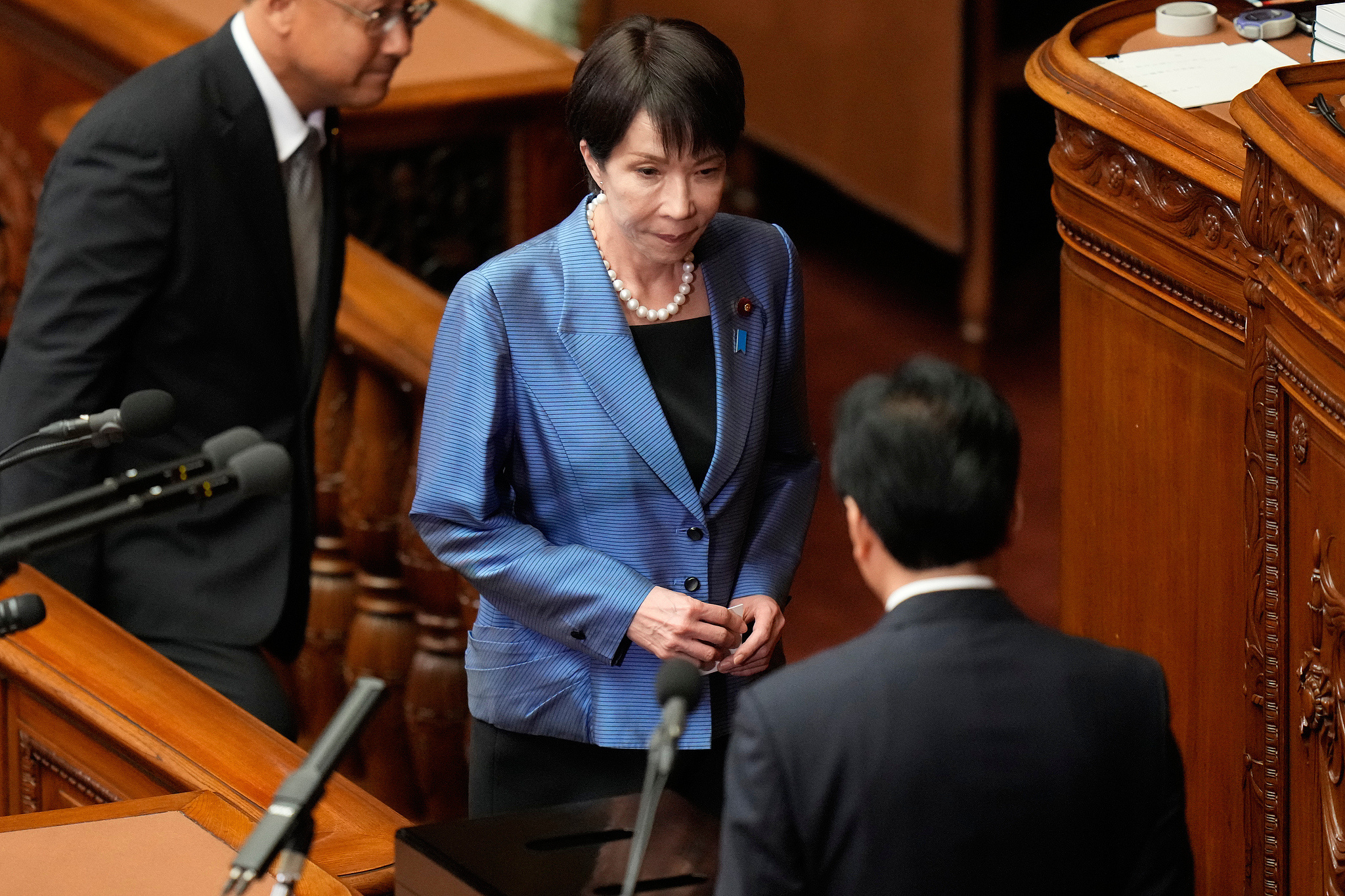 高市重大决定，遭党内大佬“围攻”