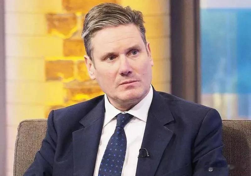 重磅！英媒《每日邮报》爆料，英国首相基尔·斯塔默打算辞职，还制定了离任时间表。这