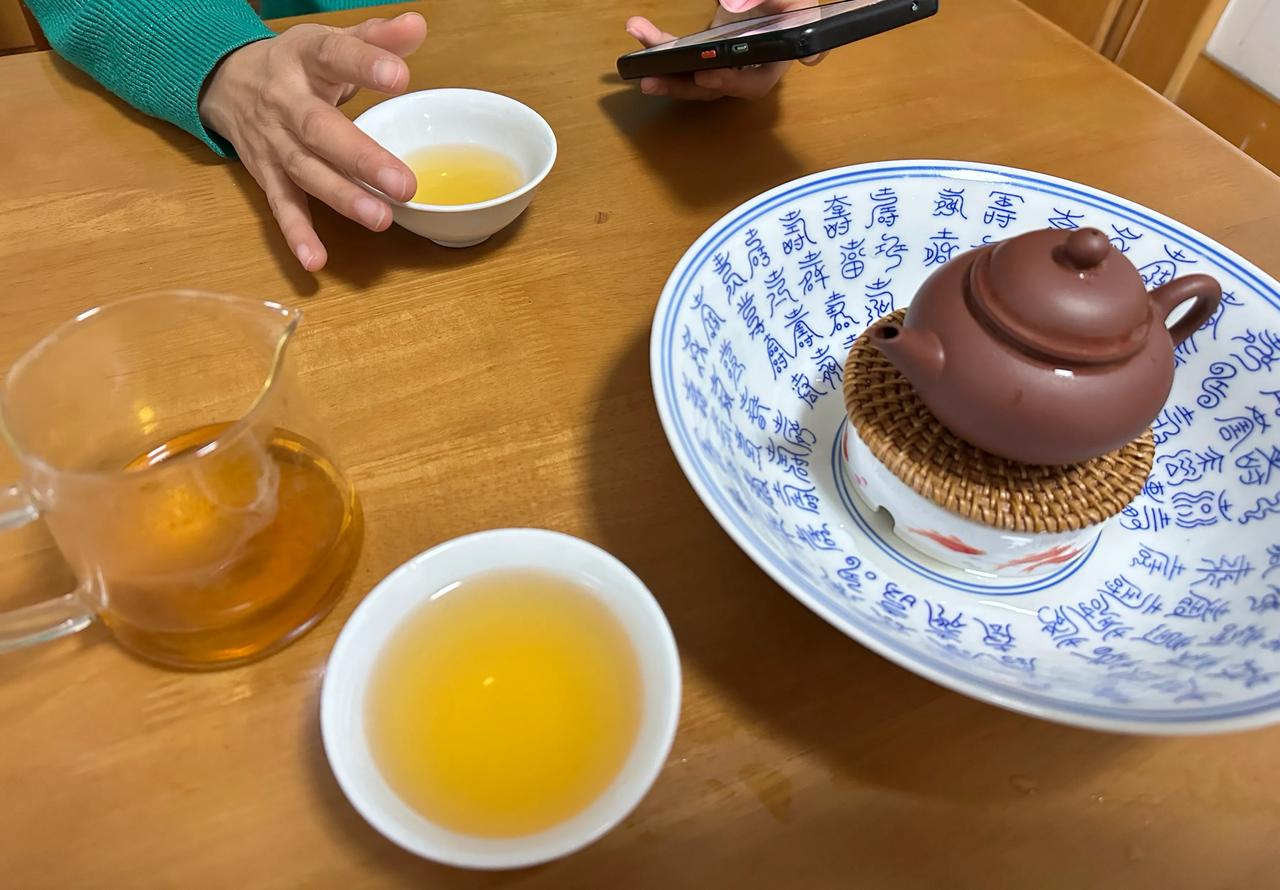 饭后一杯茶，轻抿慢咽下。
唇齿留余韵，思绪漫天涯。
茶香浮光影，静谧温馨家。
身