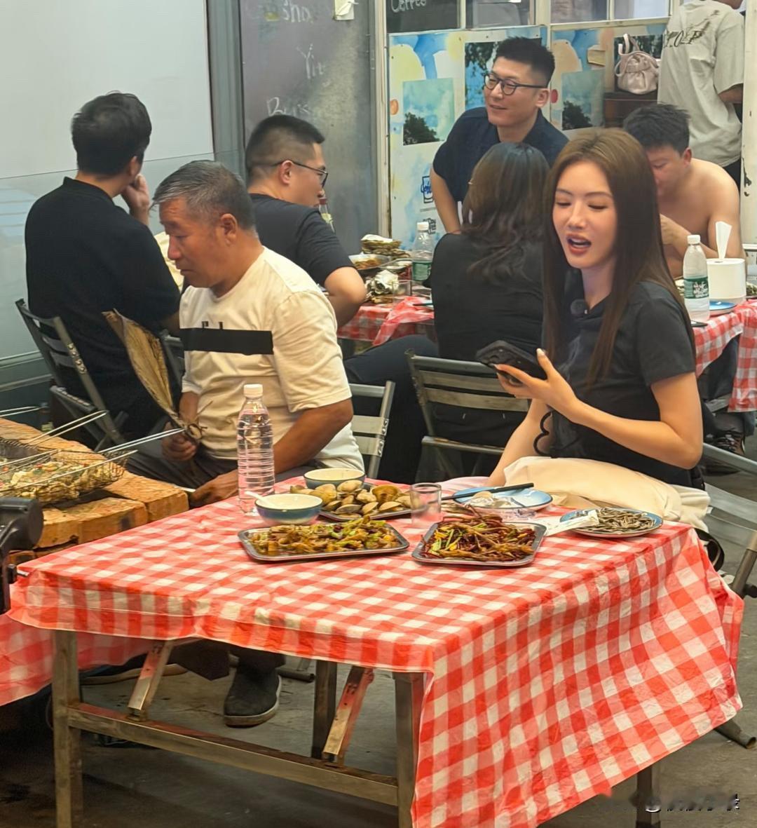 36岁蔡文静在北京一家大排档吃宵夜被偶遇，她一个人点了三样菜，非常接地气！她真人
