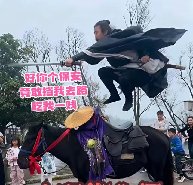 👱网红张某:我现在直接闯，看你能怎么样？
👮保安:希望你遵守规定，没有强制只