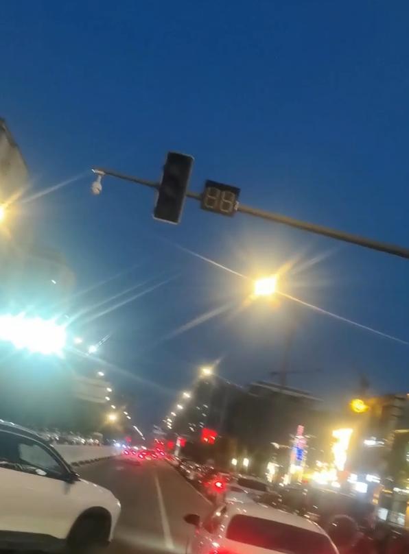 市民反映：盐城市经开区北舍路与宝龙支路的红绿灯，闪烁十天之余。地处东大门繁华地段